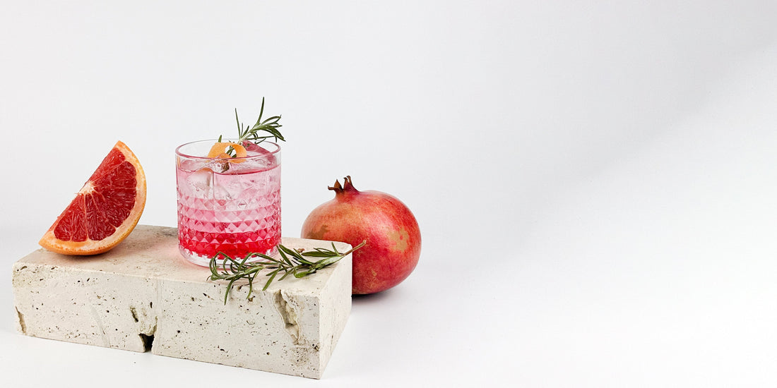GRANADA NIGHTS Tonic – der leichte Cocktail mit Granatapfel und mediterranen Kräutern