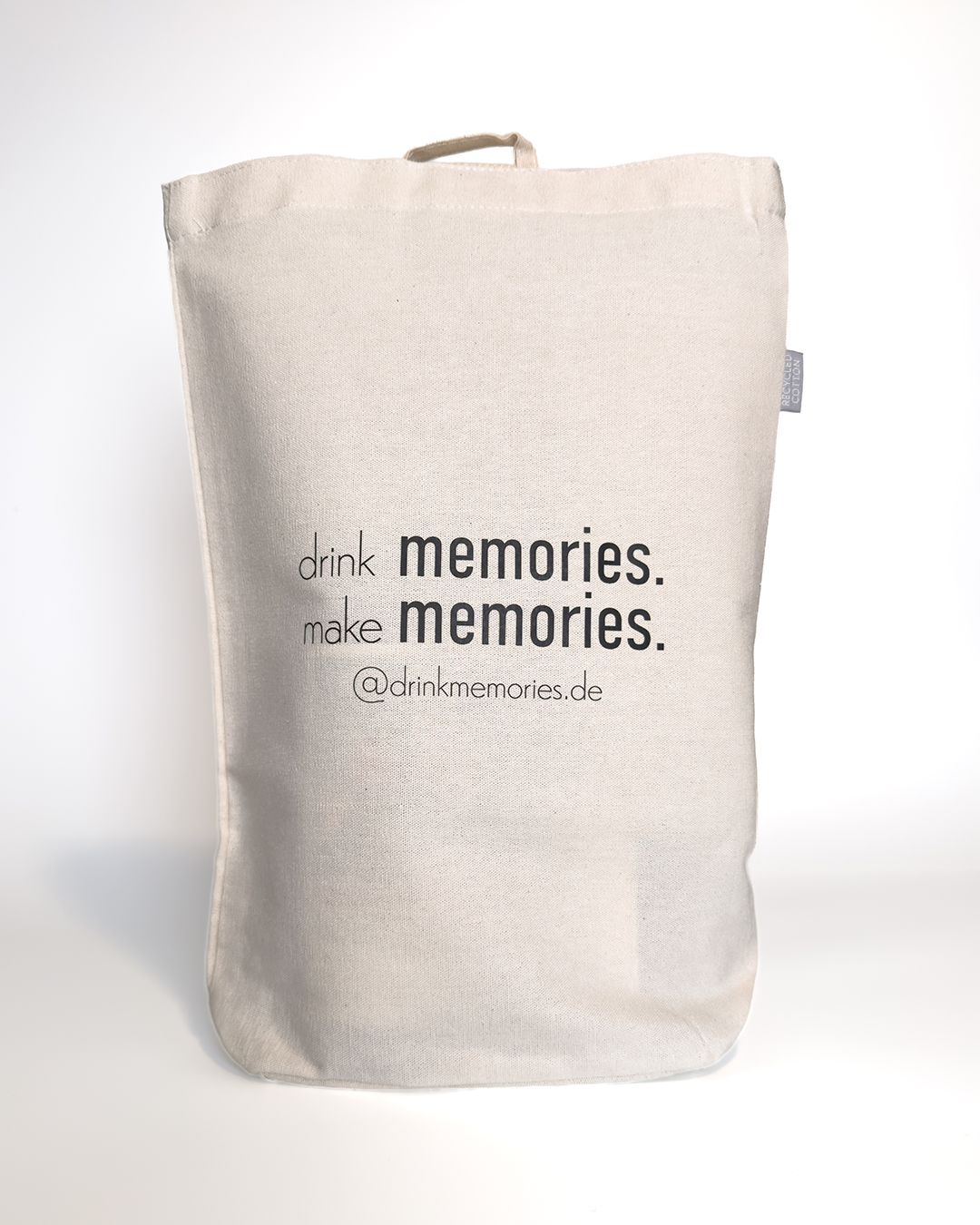 Die Front einer memories. Flaschentasche mit dem Aufdruck "drink memories. make memories. @drinkmemories.de".