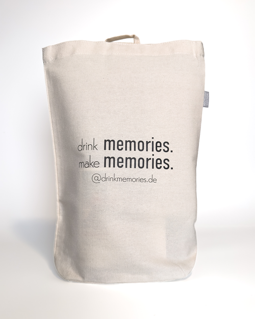 Die Front einer memories. Flaschentasche mit dem Aufdruck "drink memories. make memories. @drinkmemories.de".