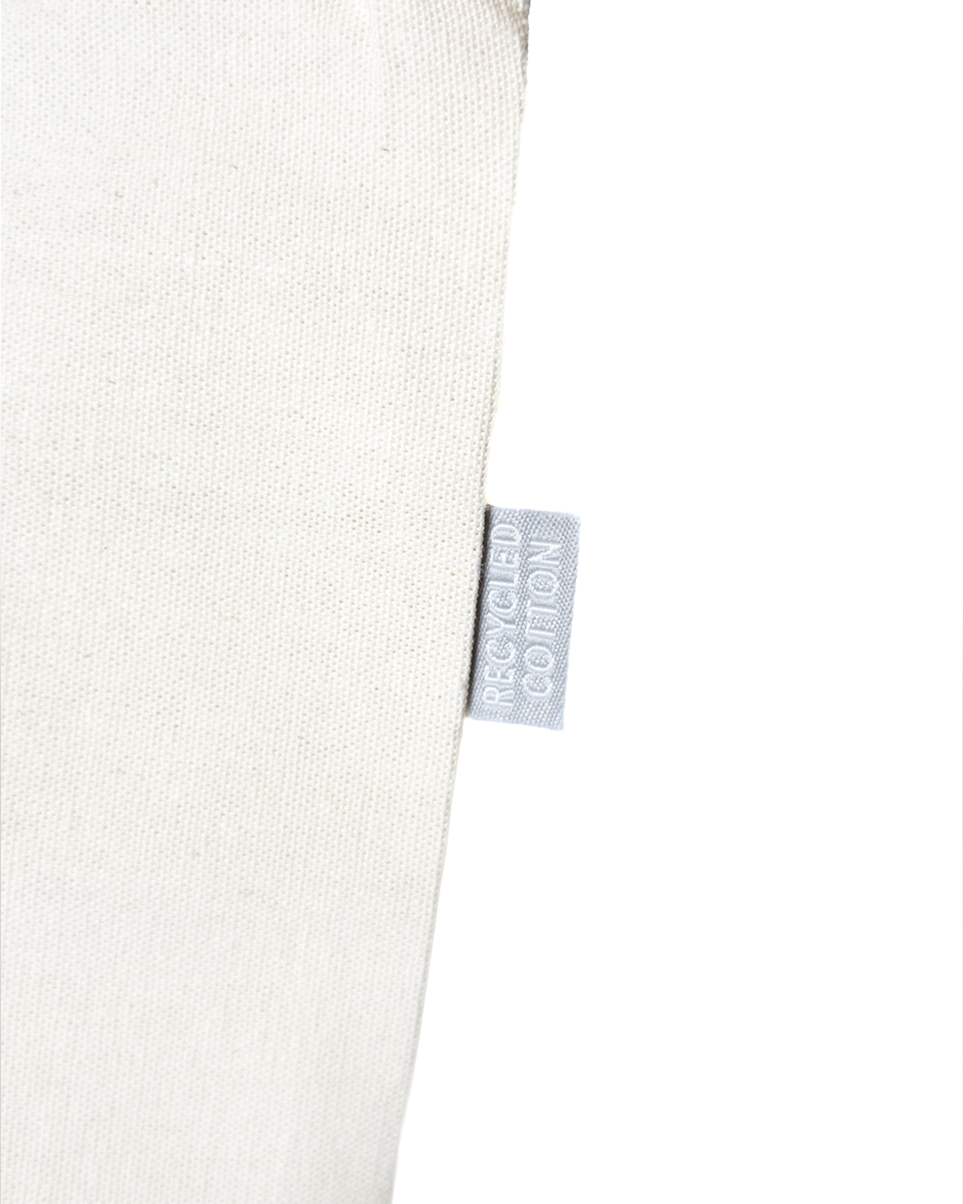 Nahaufnahme der memories. Flaschentasche und dem "Recycled cotton" Label.