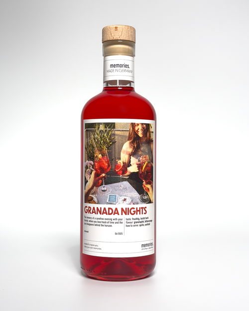 Eine Flasche GRANADA NIGHTS Bitterlikör.
