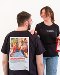 Zwei Personen mit einem T-Shirt mit Back-Print des GRANADA NIGHTS Etiketts.