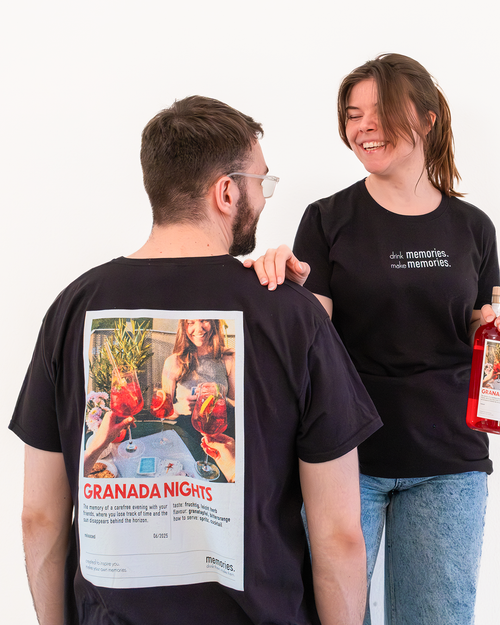 Zwei Personen mit einem T-Shirt mit Back-Print des GRANADA NIGHTS Etiketts.