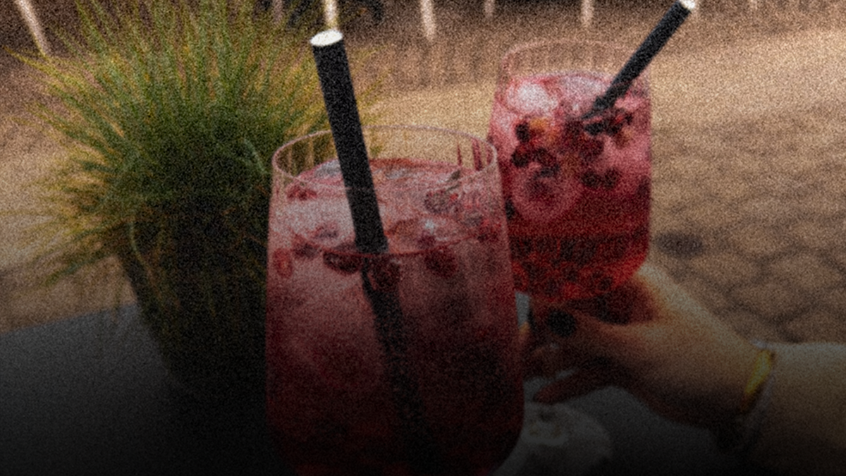 Zwei Gläser GRANADA NIGHTS Spritz in jeweils einer Hand.