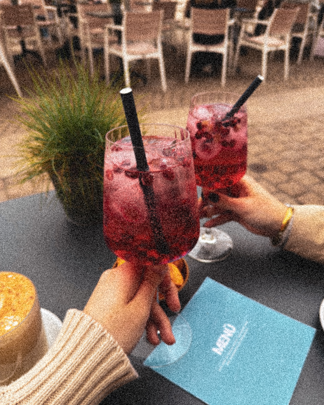 Zwei Gläser eines GRANADA NIGHTS Spritz in einem Café.