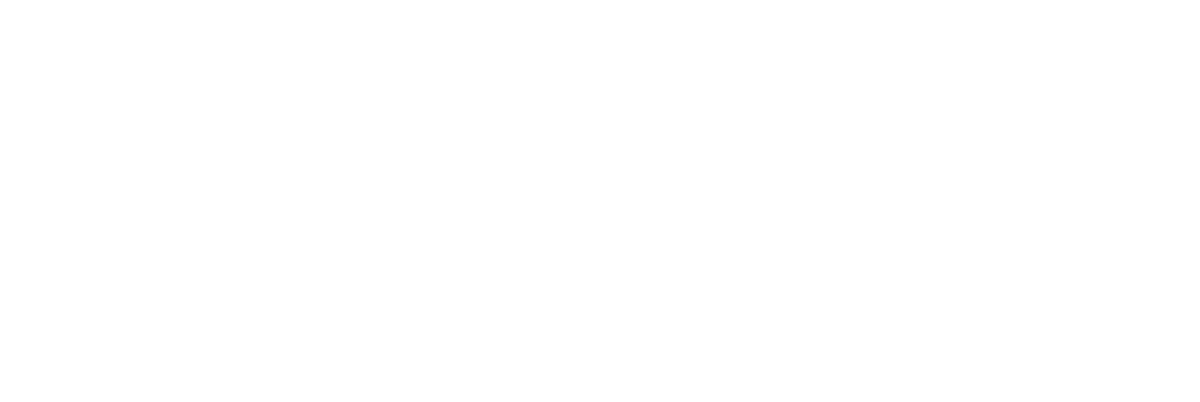 Das Logo memories. spritzgetränke. in weiß auf freigestelltem Hintergrund.